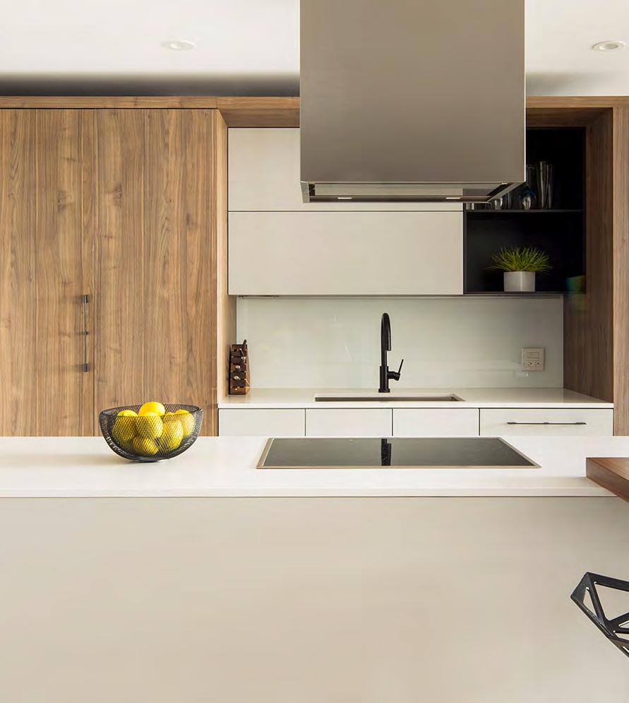 Inspiration de cuisine HausID ONE : bois chaleureux et façades claires.